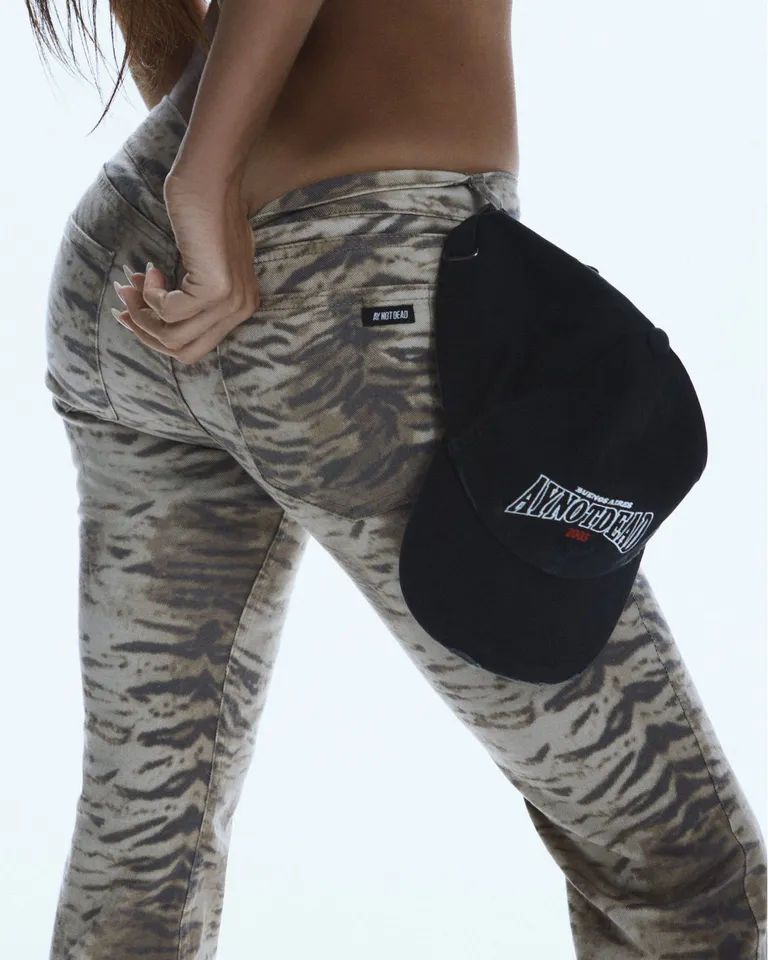 Pantalón de corte recto con estampado cebra en tonos beige, negro y marrón de Ay Not Dead en Pantalones para argentina