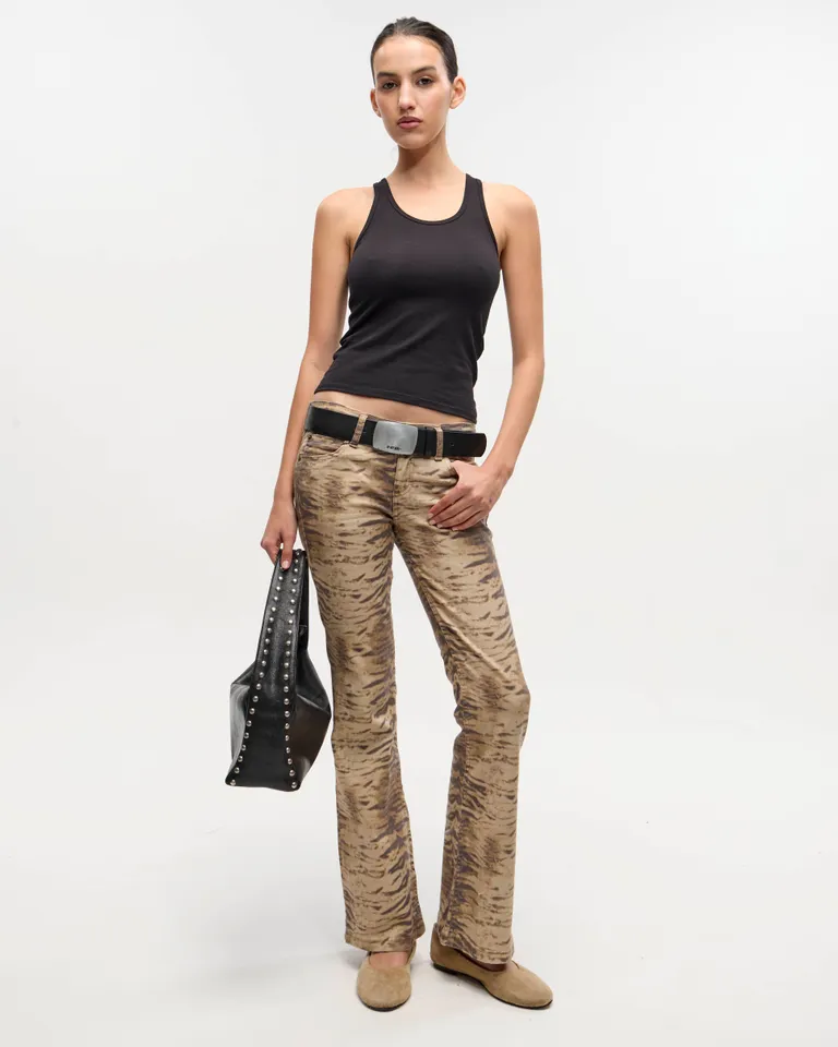 Pantalón de corte recto con estampado cebra en tonos beige, negro y marrón de Ay Not Dead en Pantalones para argentina