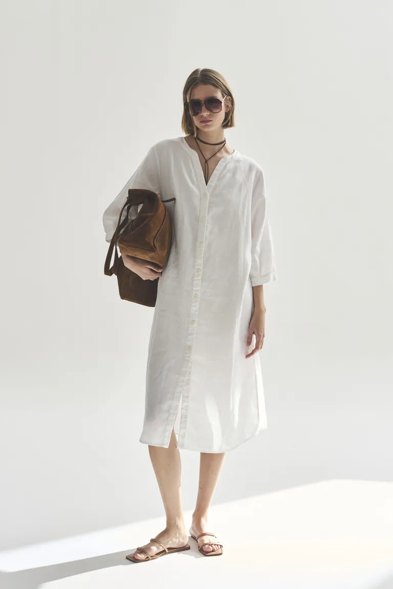 Vestido blanco largo y suelto de estilo minimalista ideal para cualquier ocasión de Akiabara en Vestidos para argentina