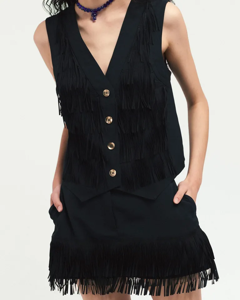 Vestido corto negro con flecos en la falda, escote en V y silueta ceñida de Jazmin Chebar en Vestidos para argentina