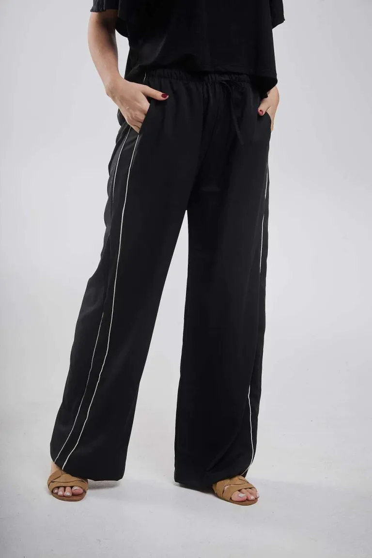 Pantalón ancho de tela negra con vivos laterales y cordón en cintura de Belle en Pantalones para argentina