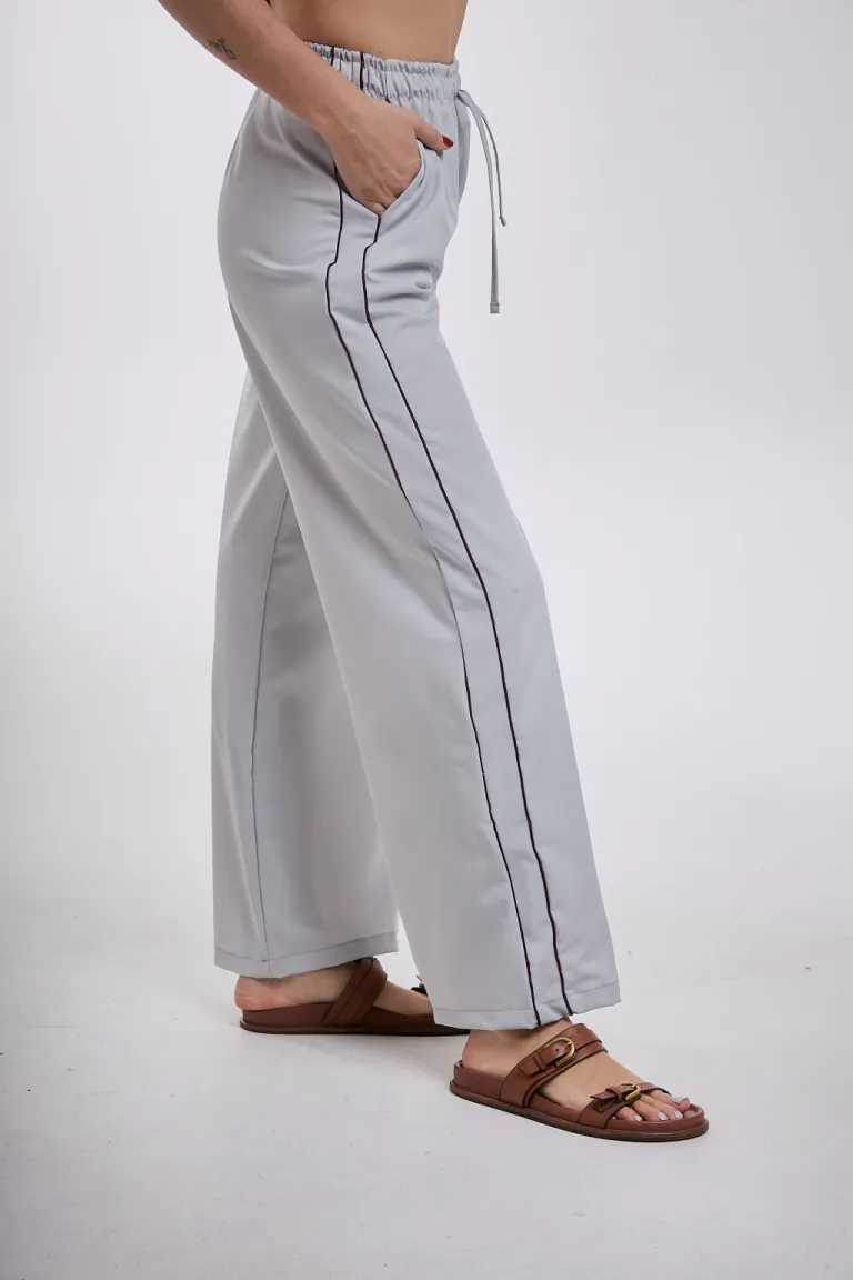 Pantalón ancho de tela negra con vivos laterales y cordón en cintura de Belle en Pantalones para argentina