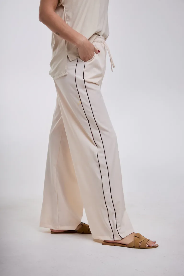 Pantalón ancho de tela negra con vivos laterales y cordón en cintura de Belle en Pantalones para argentina