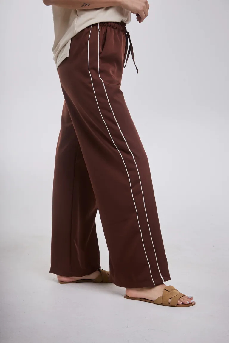 Pantalón ancho de tela negra con vivos laterales y cordón en cintura de Belle en Pantalones para argentina