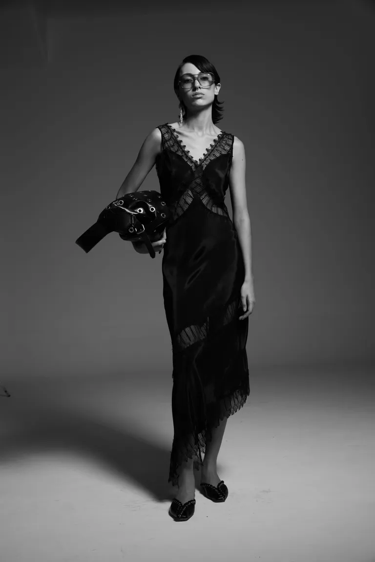 Vestido negro de crepe y encaje con escote en V y línea irregular de Maria Cher en Vestidos para argentina