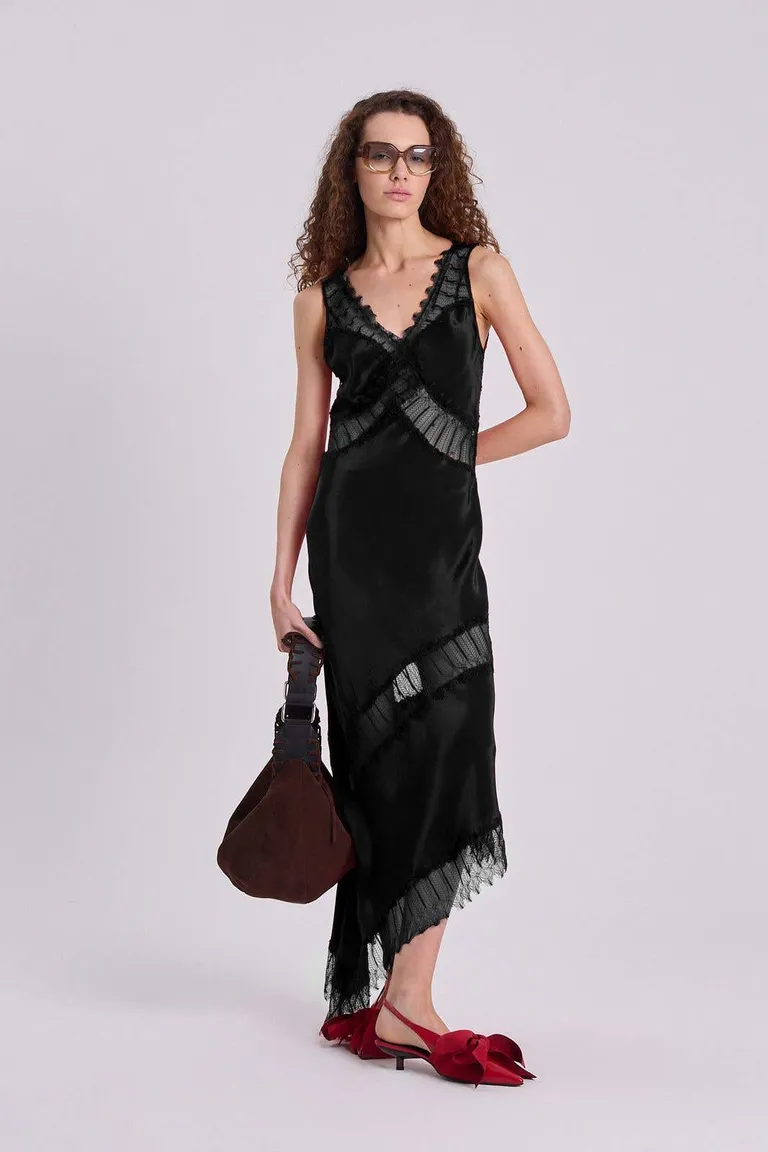 Vestido negro de crepe y encaje con escote en V y línea irregular de Maria Cher en Vestidos para argentina