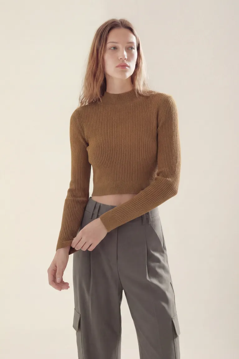 Remera de mangas largas con cuello alto y textura acanalada de Akiabara en Remeras para argentina