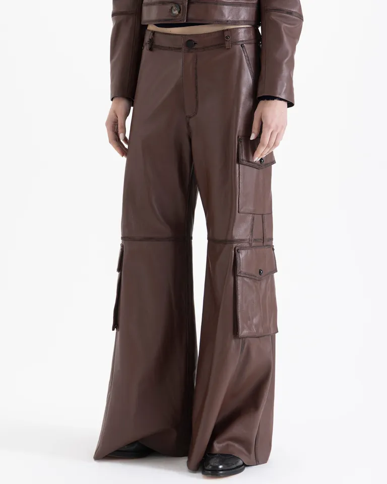 Pantalon de pierna ancha con bolsillos laterales y cinto con hebilla metalica de Jazmin Chebar en Pantalones para argentina