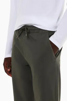 Pantalón jogger básico de Lefties en Pantalones para argentina