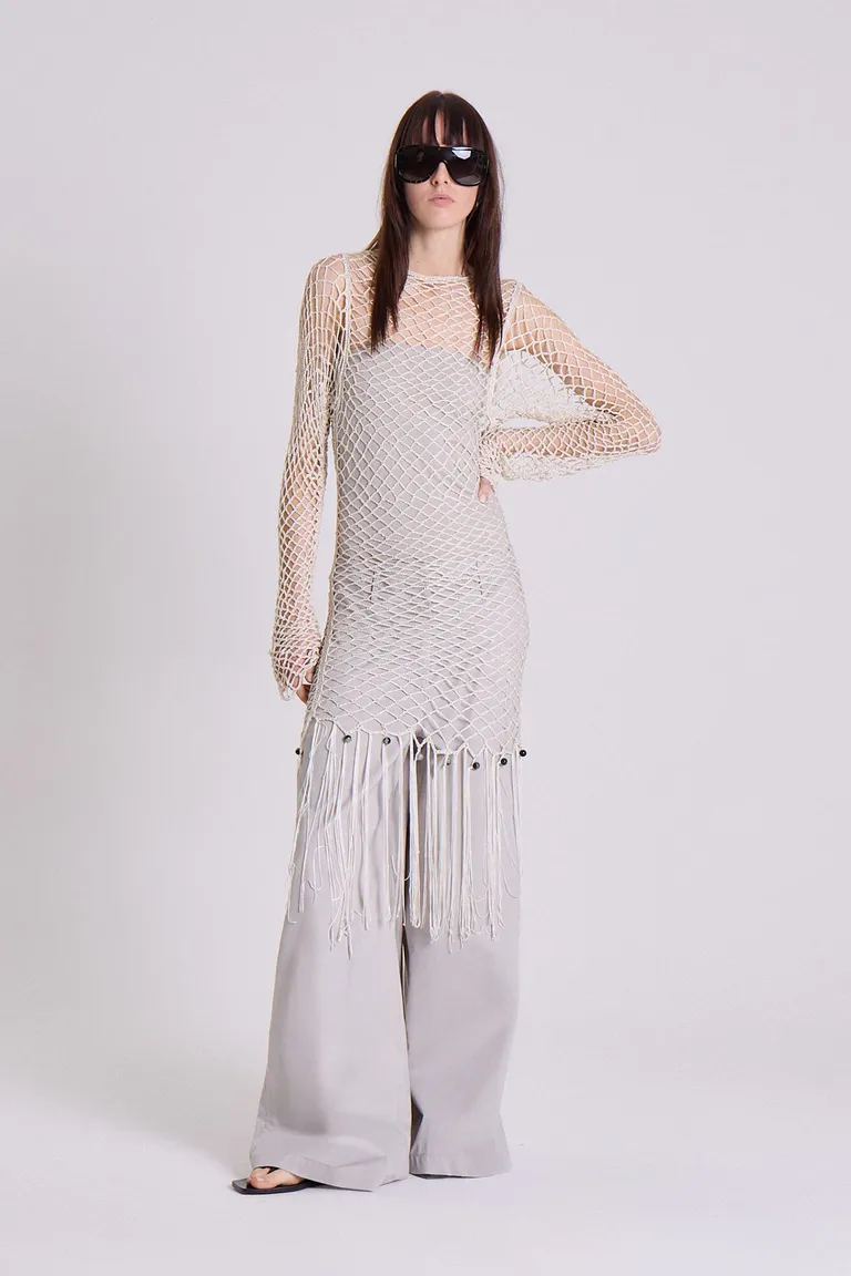 Vestido de red tejida con flecos en acabado artesanal para estilismos elegantes y dinámicos de Maria Cher en Vestidos para argentina