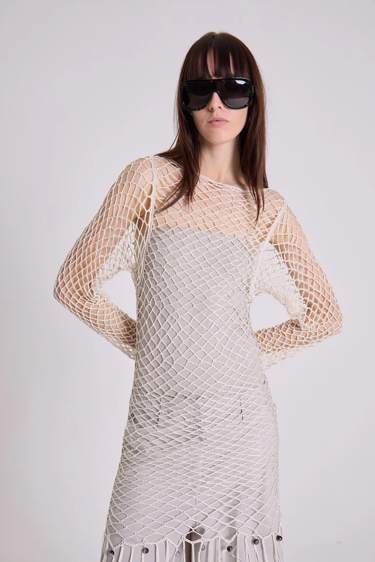 Vestido de red tejida con flecos en acabado artesanal para estilismos elegantes y dinámicos de Maria Cher en Vestidos para argentina