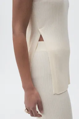 Pantalón flare punto canalé de Mango en Pantalones para argentina