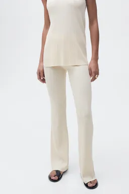 Pantalón flare punto canalé de Mango en Pantalones para argentina