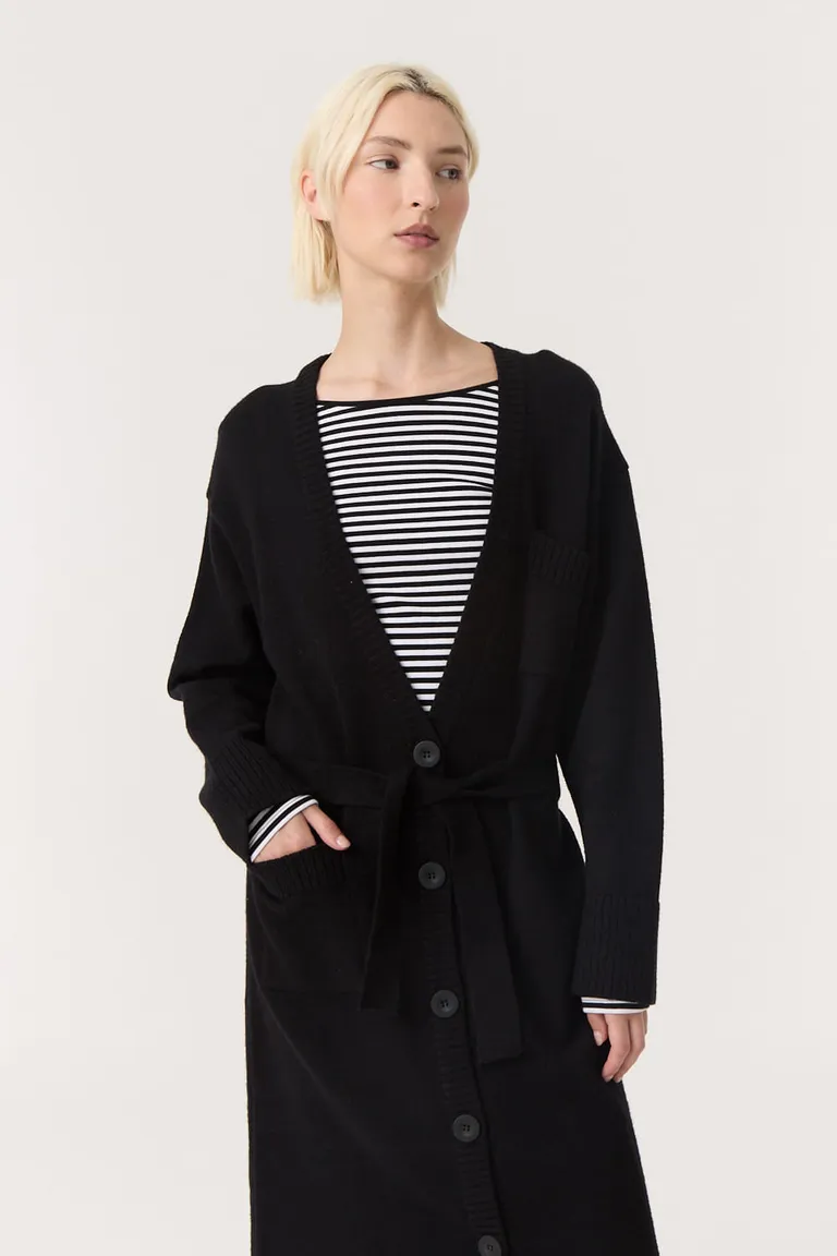 Cárdigan largo tejido con escote en V, cierre frontal de botones y mangas amplias de Furzai en Buzos y Sweaters para argentina