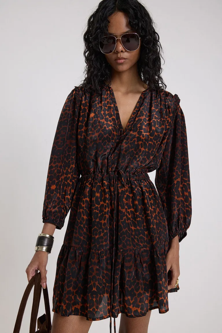 Vestido corto con escote en V mangas largas y cintura ajustable con falda de vuelo de Maria Cher en Vestidos para argentina