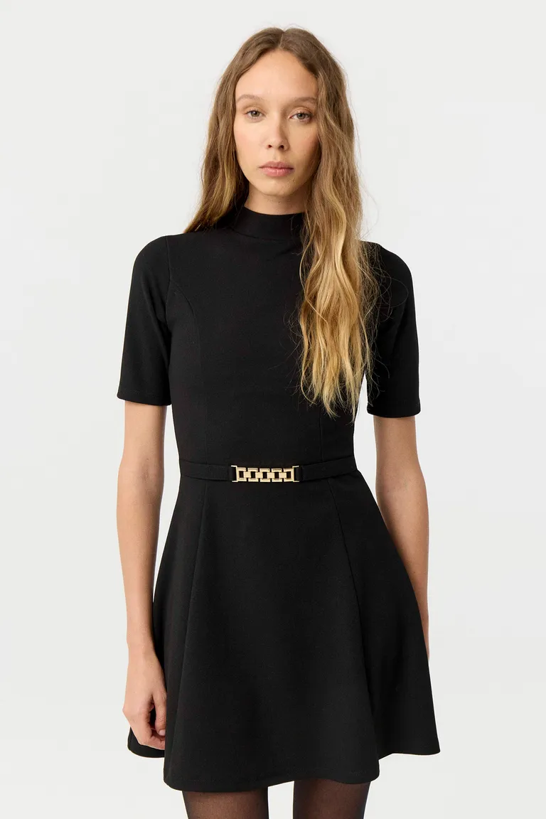 Vestido corto entallado con cuello semipolera, mangas al codo y cinturón decorativo con cadena metálica de Markova en Vestidos para argentina