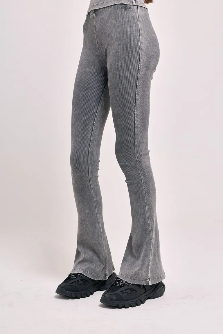 Pantalón de mujer tiro medio corte acampanado con efecto lavado y bordados sutiles de 47 Street en Pantalones para argentina