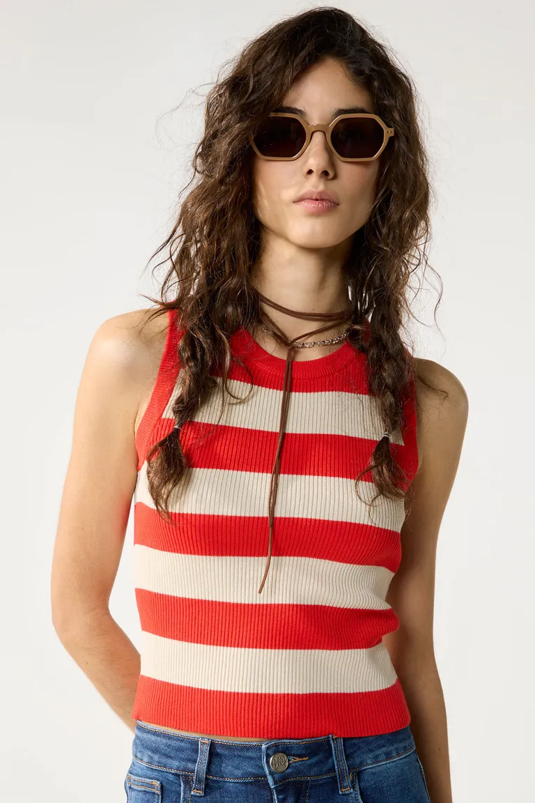 Top sin mangas con diseño de rayas rojas y blancas de Cuesta Blanca en Tops para argentina