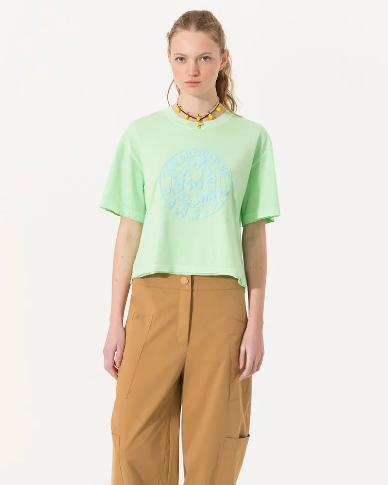 Remera verde de corte amplio y estampado gráfico para mujer de Jazmin Chebar en Remeras para argentina