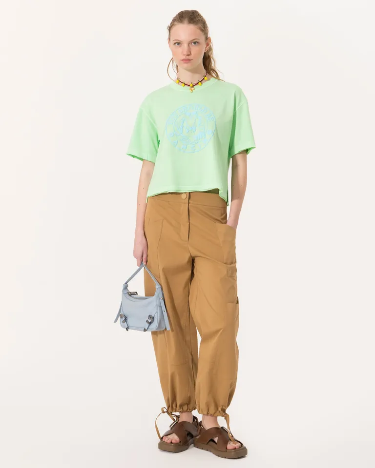 Remera verde de corte amplio y estampado gráfico para mujer de Jazmin Chebar en Remeras para argentina