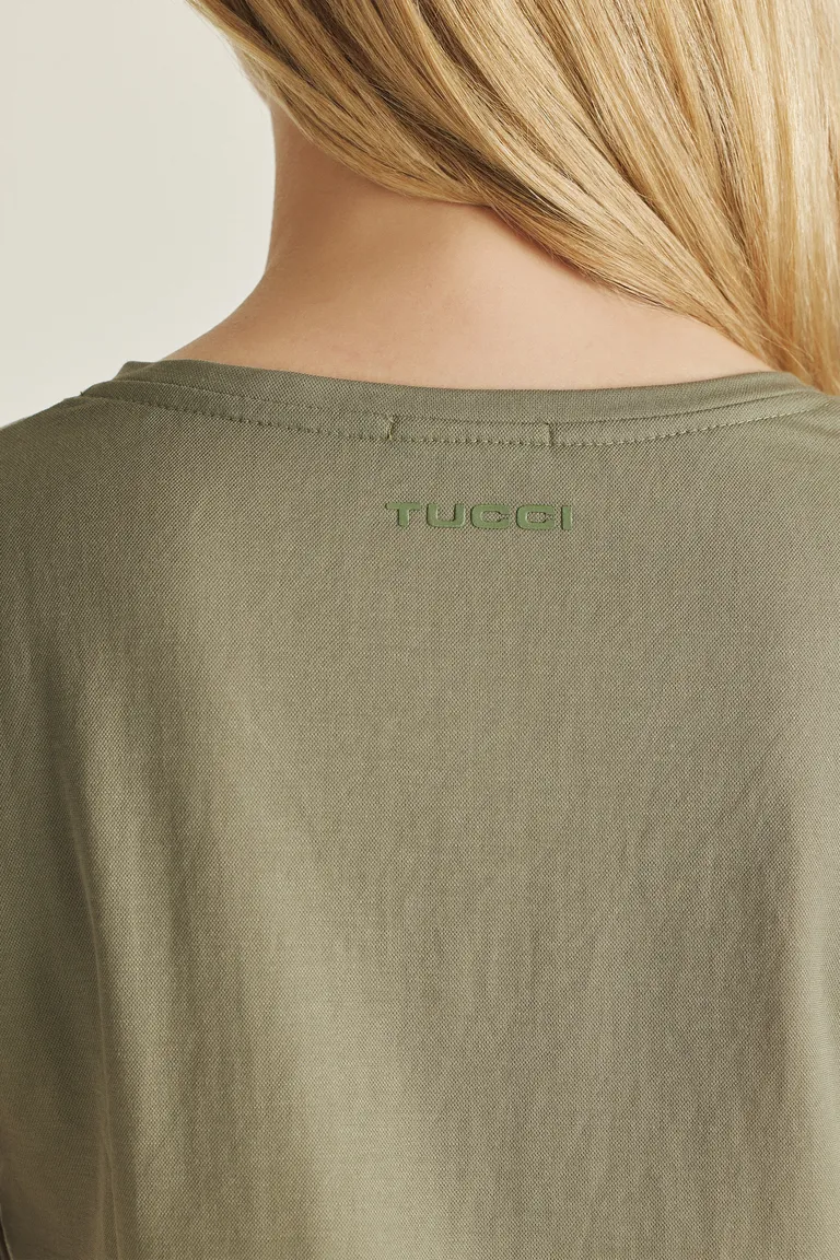 Remera de diseño texturado con corte y diseño irregular en el ruedo de Tucci en Remeras para argentina