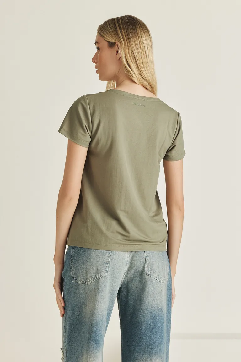 Remera de diseño texturado con corte y diseño irregular en el ruedo de Tucci en Remeras para argentina