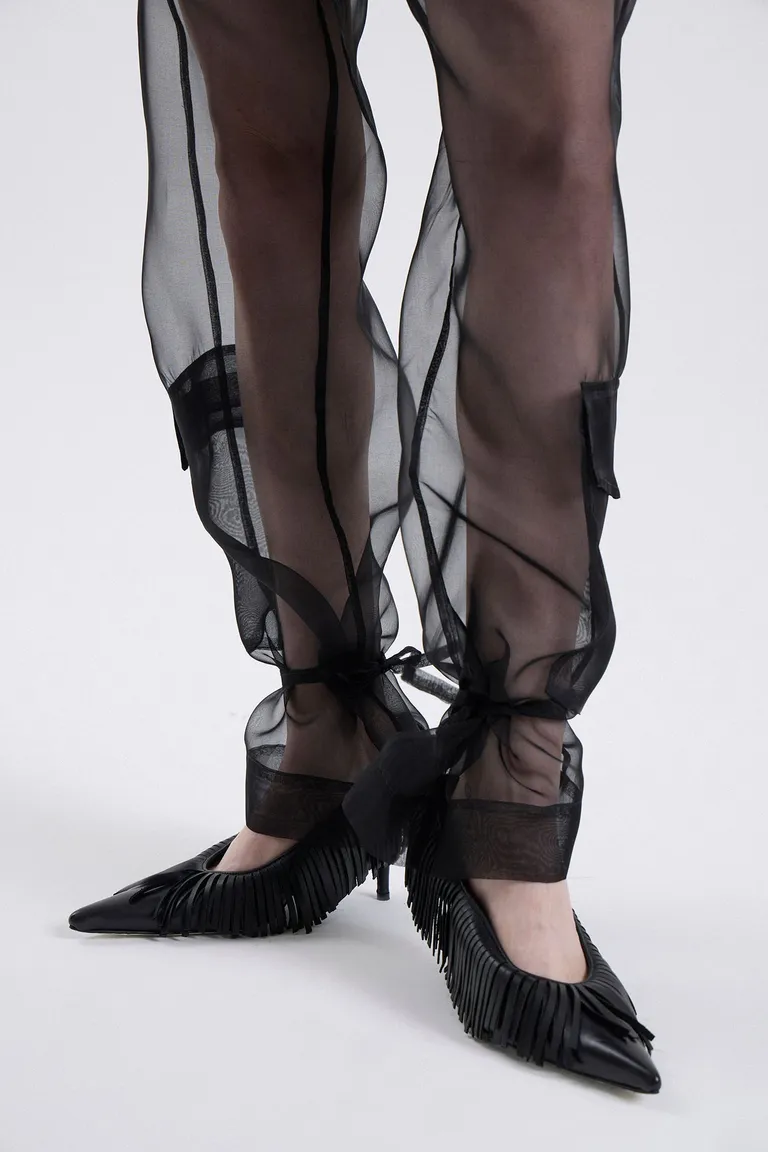 Pantalón de pierna holgada con bolsillos utilitarios y lazos ajustables en el ruedo de Maria Cher en Pantalones para argentina