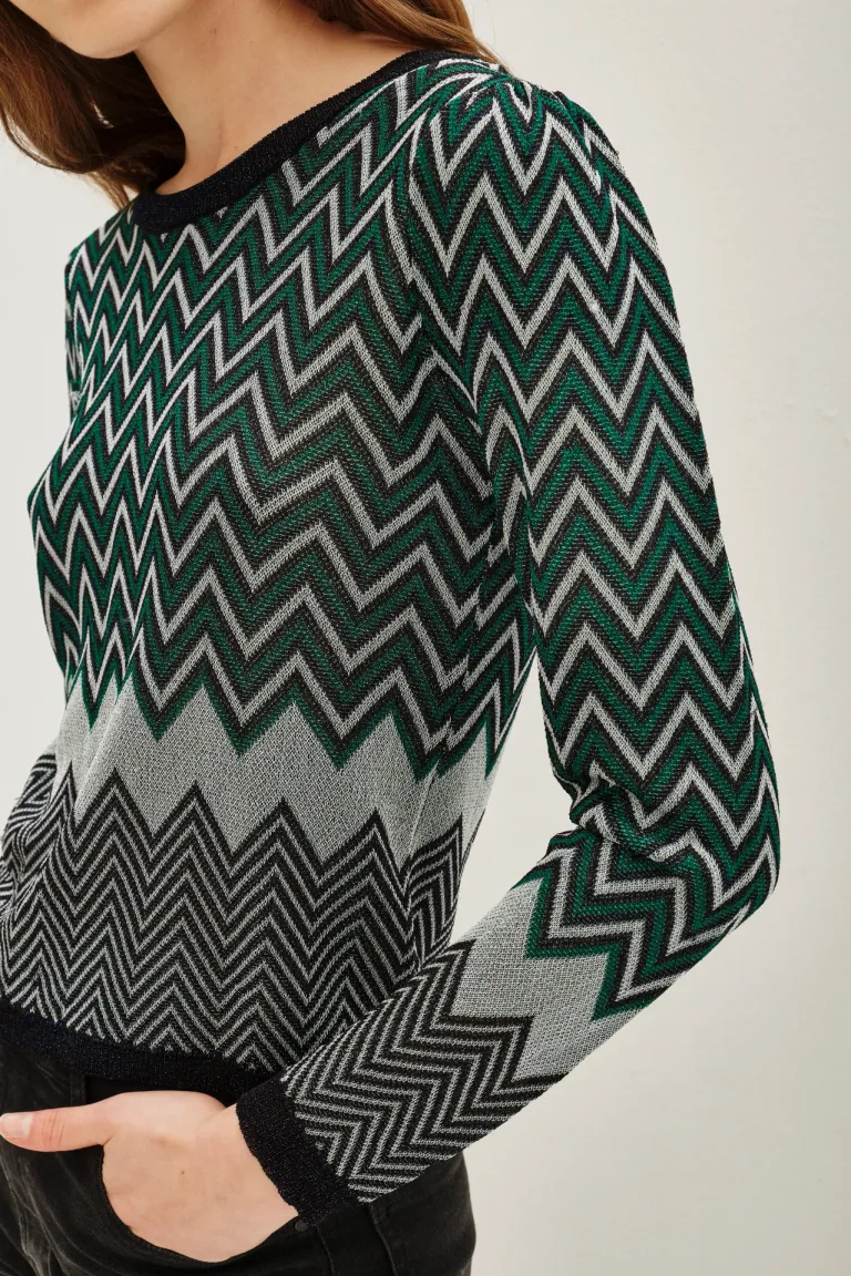 Sweater femenino de manga larga con diseño geométrico en zigzag y detalle de hombros fruncidos de Rapsodia en Buzos y Sweaters para argentina