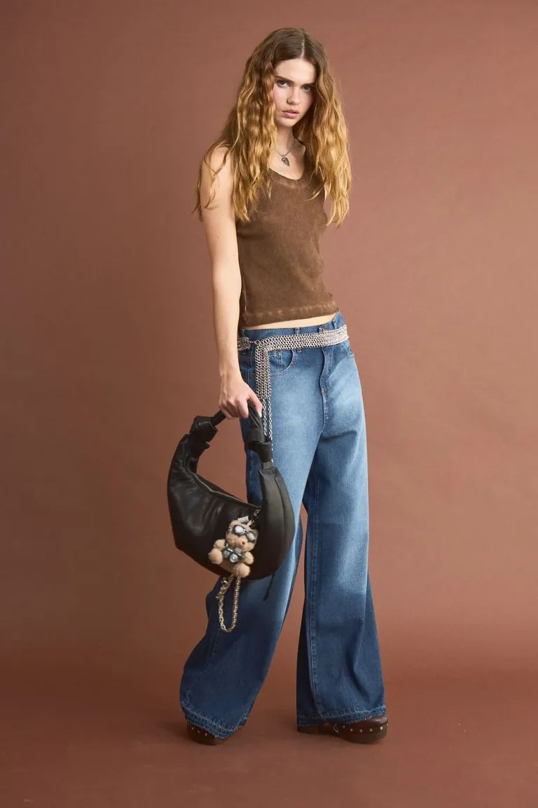 Pantalón de tiro alto y piernas anchas en tonalidad azulada para un look moderno y elegante de Allo Martinez en Pantalones para argentina