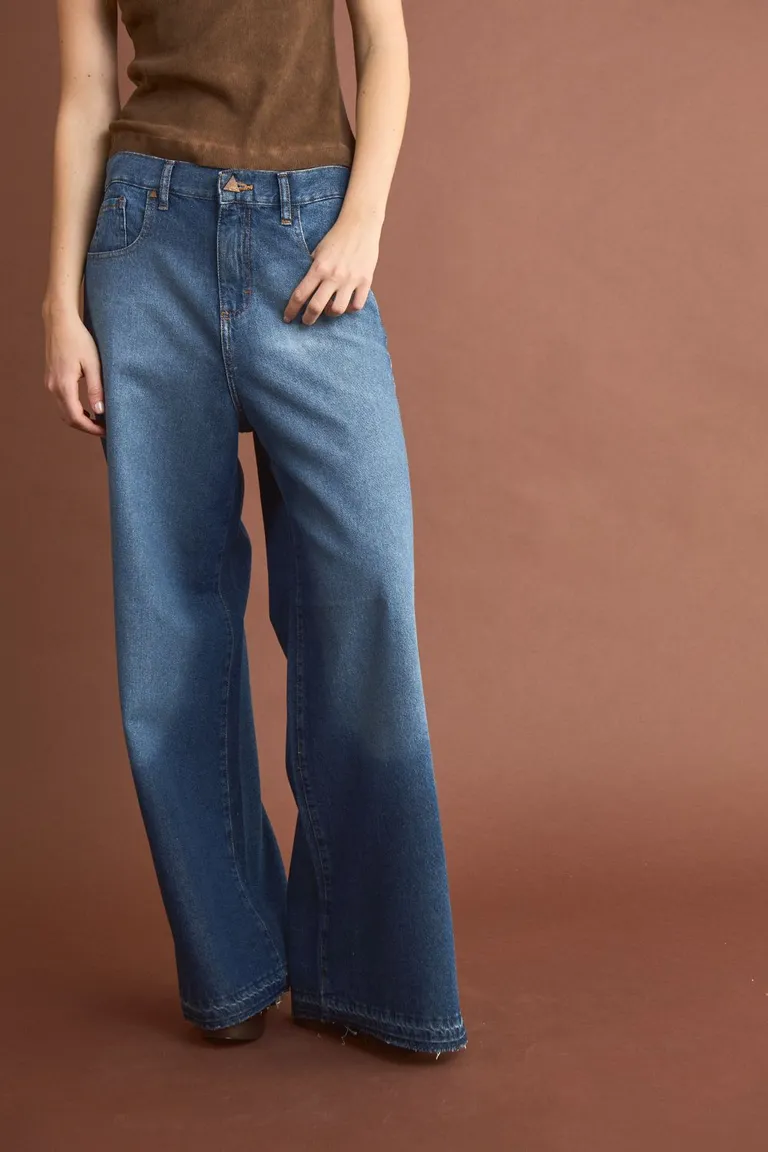 Pantalón de tiro alto y piernas anchas en tonalidad azulada para un look moderno y elegante de Allo Martinez en Pantalones para argentina