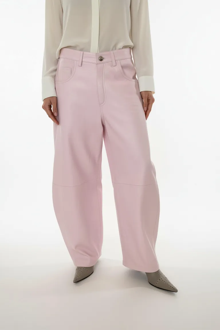 Pantalón de cuero de oveja en tono rosa con estilo 'jeanero' y forro interior de tafeta de Maria Cher en Pantalones para argentina