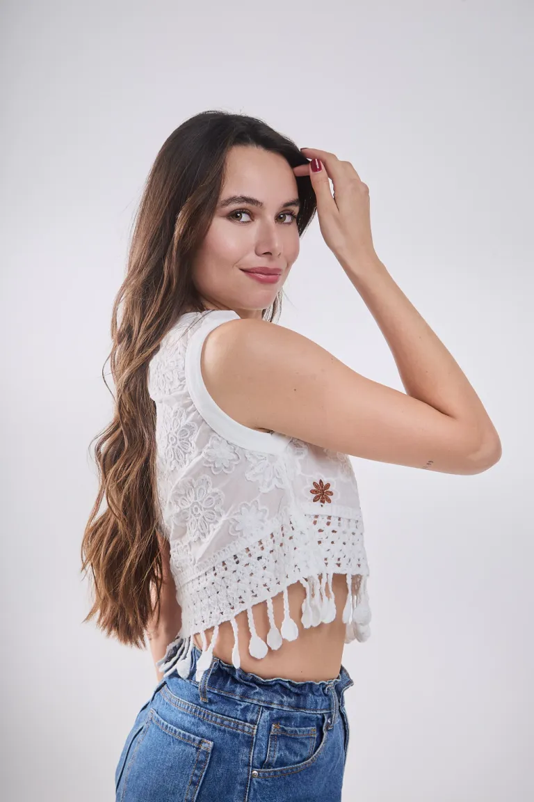 Blusa estilo broderie con diseño de bordados y flecos de Belle en Blusas para argentina