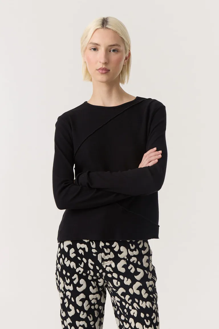 Remera manga larga con cuello redondo, recortes de diseño y ruedo irregular de Furzai en Remeras para argentina