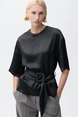 Blusa satinada con cinturón de Mango en Blusas para argentina