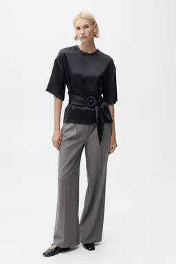Blusa satinada con cinturón de Mango en Blusas para argentina