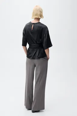 Blusa satinada con cinturón de Mango en Blusas para argentina