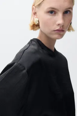 Blusa satinada con cinturón de Mango en Blusas para argentina