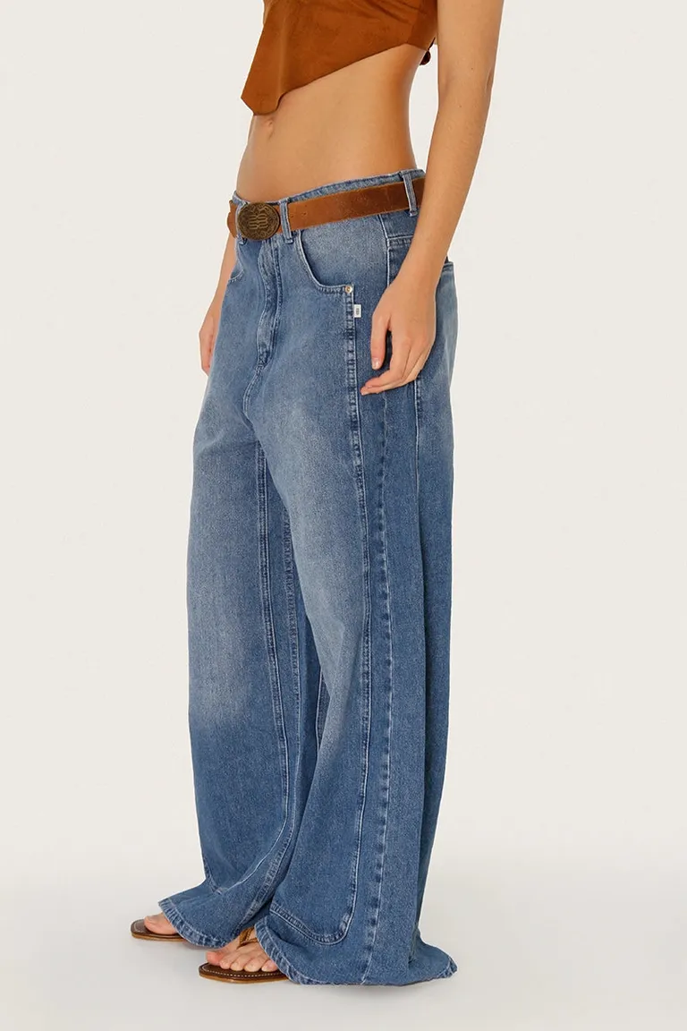 Pantalón de denim azul con diseño único y recortes en la pierna de Sofia Sarkany en Pantalones para argentina