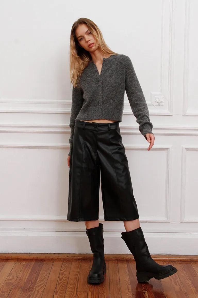 Bermuda de corte amplio con recortes verticales y bolsillos traseros de Sofia Sarkany en Shorts para argentina