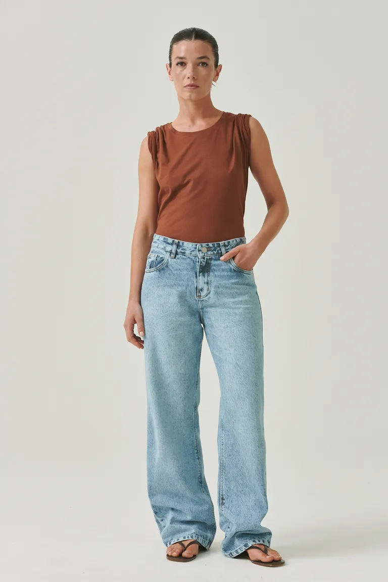 Pantalones de pierna ancha de denim celestes de corte clásico y moderno de Sweet en Pantalones para argentina