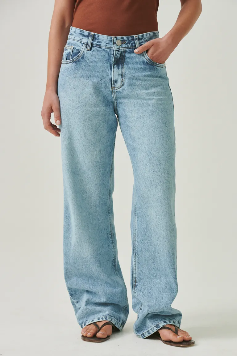 Pantalones de pierna ancha de denim celestes de corte clásico y moderno de Sweet en Pantalones para argentina
