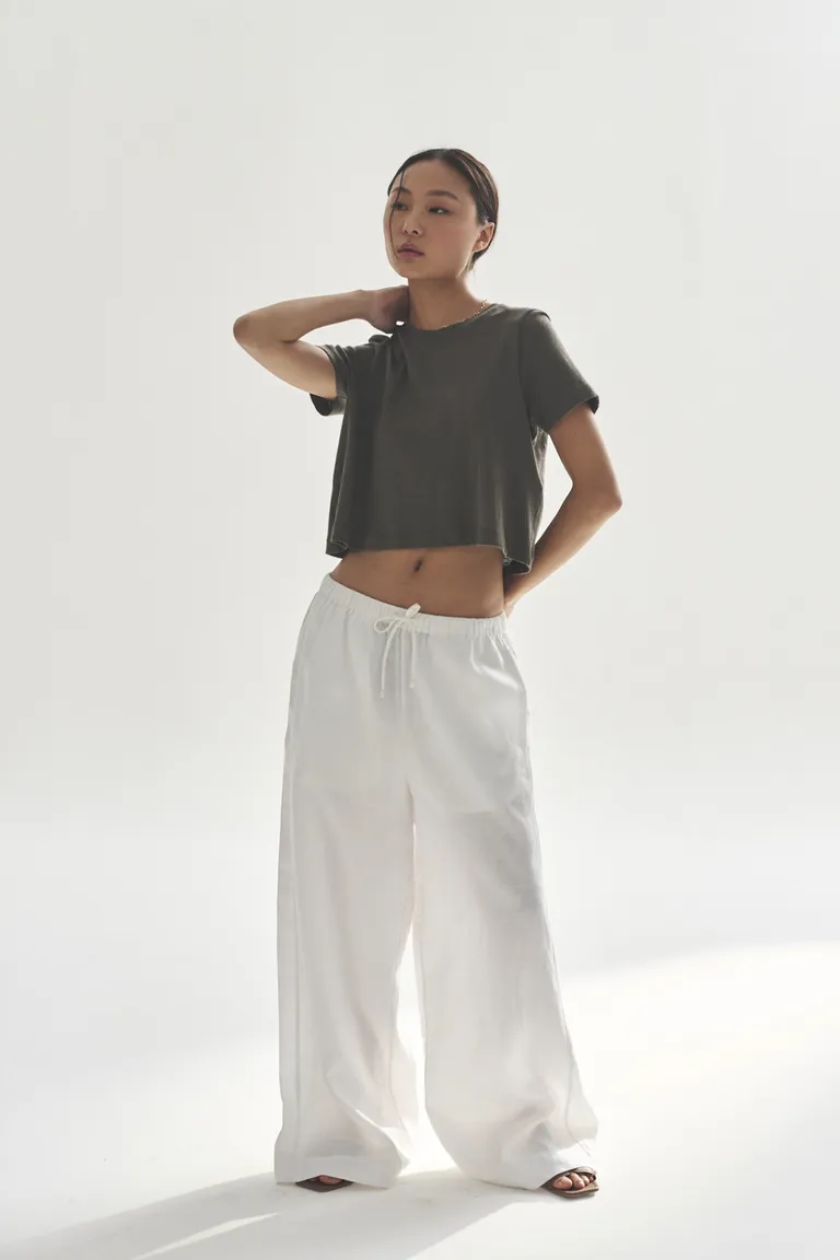 Remera de corte crop en color negro para mujer de Akiabara en Remeras para argentina