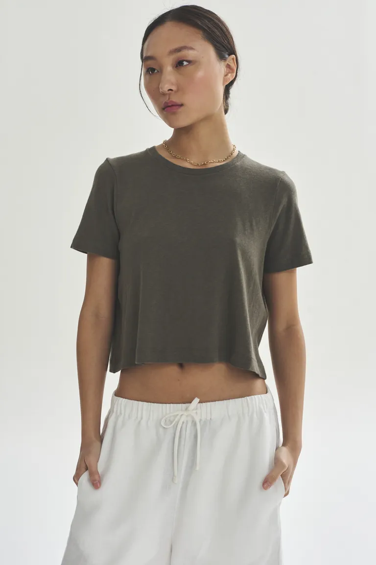 Remera de corte crop en color negro para mujer de Akiabara en Remeras para argentina