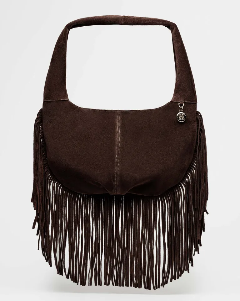 Bolso de mano de cuero gamuza con flecos y detalle metálico de Prüne en Bolsos y Carteras para argentina