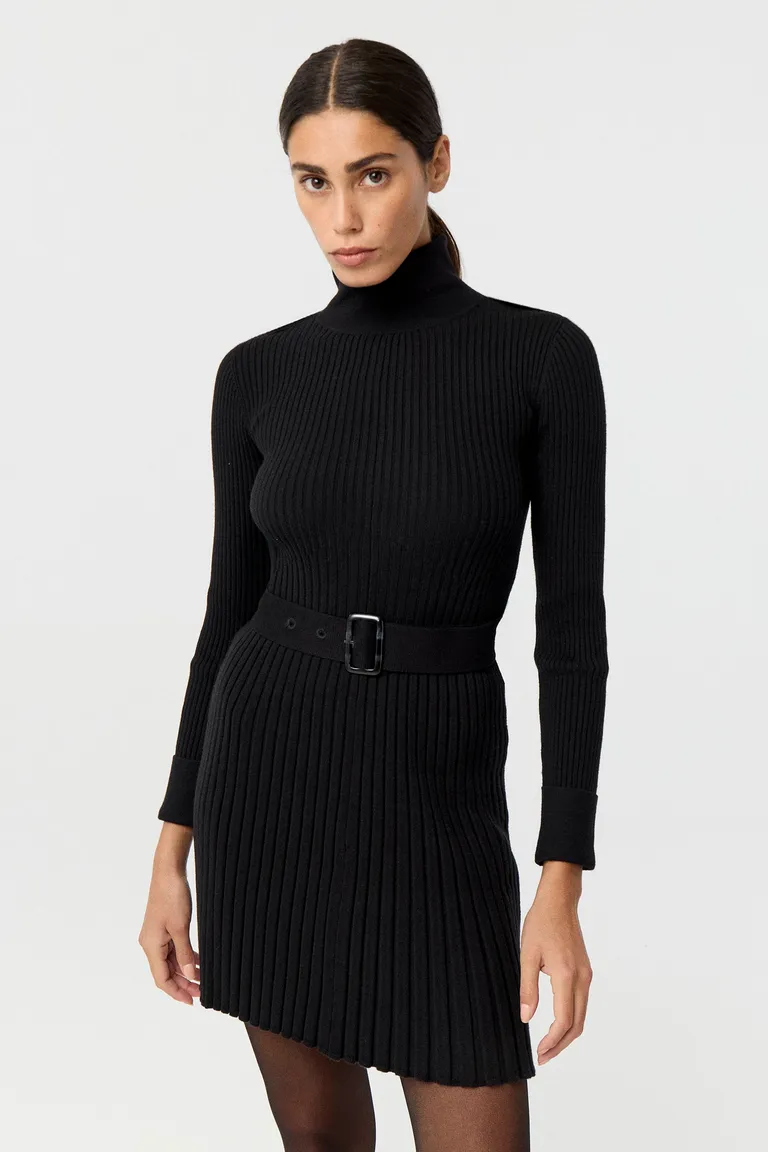 Vestido tejido corto con cuello alto, mangas largas y cinturón ajustable de Markova en Vestidos para argentina