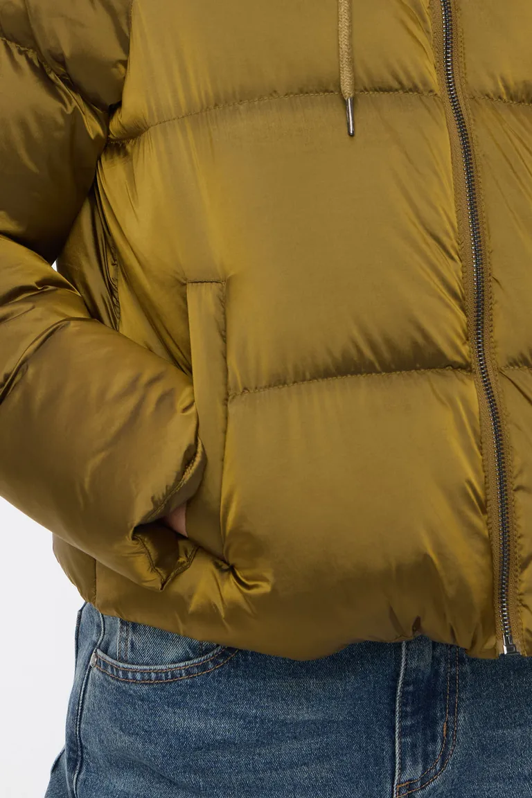 Campera puffer corta acolchada con capucha y cierre frontal para mujer de Cuesta Blanca en Chaquetas para argentina