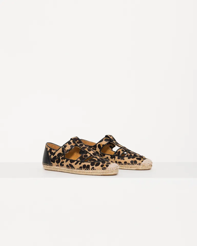 Alpargata moderna con tira ajustable y base de yute para mujer de Jazmin Chebar en Alpargatas para argentina