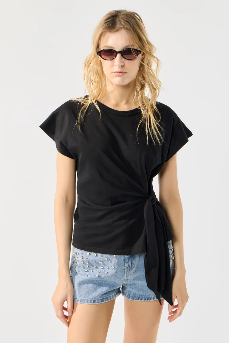 Remera de algodón negra con detalle de lazo lateral para mujer de Cuesta Blanca en Remeras para argentina