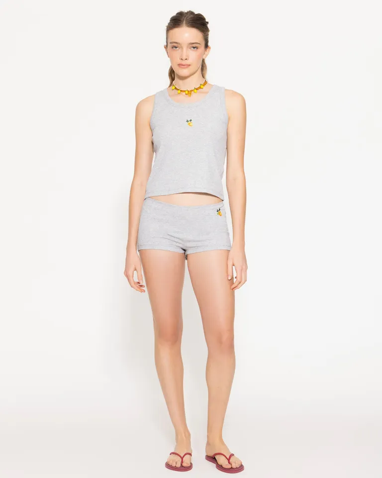 Shorts de corte ajustado con bordado y logo en la espalda de Jazmin Chebar en Shorts para argentina