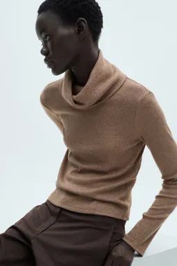 Remera canalé cuello vuelto de Mango en Buzos y Sweaters para argentina